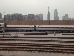 Graues Chicago aus dem fahrenden Southwest Chief