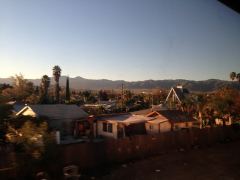 Blick aus dem Zugfenster auf das morgendliche Corona, California
