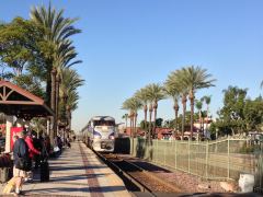 Pacific Surfliner bei der Einfahrt in den Bahnhof Fullerton