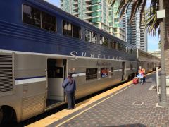 Der Pacific Surfliner im Bahnhof San Diego