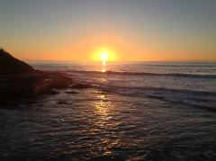 Die Sonne beginnt mit dem Abstieg ins Meer in Ocean Beach, San Diego, California