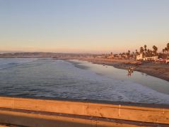 Die Surfer nutzen die letzten Sonnenstrahlen in Ocean Beach