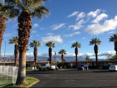 Blauer Morgenhimmel über Standlunds Inn & Suites in Borrego Springs