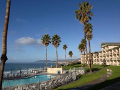 Blauer Morgen nach regnerischer Nacht im Kon Tiki Inn in Pismo Beach