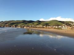 Blick auf Pismo Beach mit den eher untypisch grünen Hügeln