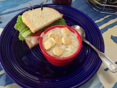 kleines Sandwich und eine Tasse Clam Chowder, mmmmmh