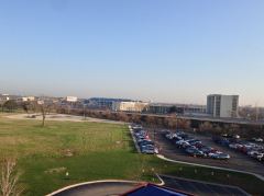 Blick aus dem Hotelzimmer auf das morgendliche, sonnige Rosemont, Illinois