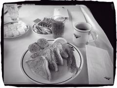 French Toast mit Jus und Kaffee, bearbeitet mit Perfect B & W