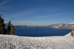 Blick über die Schneemauern auf den Crater Lake