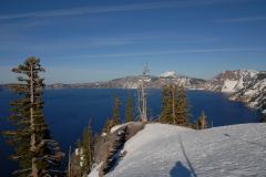 Tiefes Blau im Kontrast zum weissen Schnee am Crater Lake