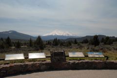 Der Mount Shasta hinter den Tafeln des Vista Point