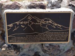 Plakette am Aussichtspunkt zum Mt. Shasta