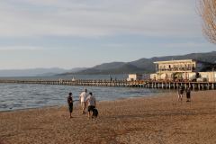 Hufeisen-Werfen am Strand von Lake Tahoe, im Hintergrund das Boathouse at the Pier