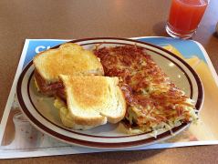 Frühstück «Moon Over My Hammy™» bei Denny's in Lake Tahoe