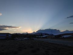 Sonnenuntergang in Tehachapi hinter den Wolken über der Sierra Nevada