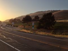 Strassenschilder des Highway 1/101 im Gegenlicht gegen Sonnenuntergang