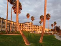 Das Hotel Kon Tiki Inn in Pismo Beach im letzten Sonnenlicht des Tages
