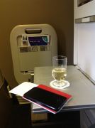 Ein Glas Champagner am Platz 20K in der Boing 747 der British
