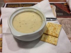 Eine Tasse New England Clam Chowder im Denny's