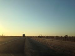 Dem Sonnenuntergang entgegen auf dem Highway 58
