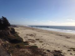 Blick über den fast menschenleeren Strand und das Pier von Pismo Beach