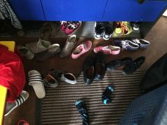 Schuhe bei der Garderobe