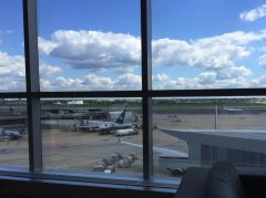 Blauer Himmel über Philadelphia aus der Lounge des Flughafens