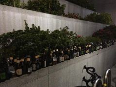 Leere Bierflaschen beim Ausgang der Yerba Buena Gardens