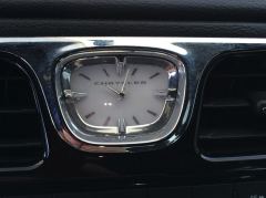 Eine analoge Uhr im Armaturenbrett des Chrysler