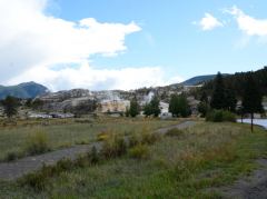 Sicht auf die Sinther-Terrassen von Mammoth Hot Springs vom Hotel aus