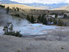 Und noch einen Blick hinunter über die Terrassen zum Hotel bei Mammoth Hot Springs