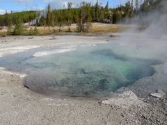 Ein Teich mit Durchblick ;-) im Norris Geyserfeld des Yellowstone Nationalpark