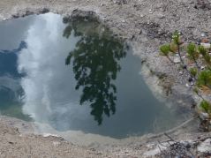 Reflektion in einem Teich des oberen Norris Geyserfelds des Yellowstone Nationalparks