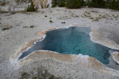 Das klare blaue Wasser in dieser Quelle lädt zum Bade, allerdings ist es vermutlich süttig heiss oder giftig