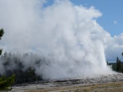 Erster Ausbruch des Old Faithful, im rechten Bildteil ist die Wasserdampfsäule