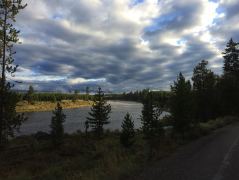 Tiefhängende Wolken am frühen Morgen über dem Madison River beim Westeingang des Yellowstone Nationalparks