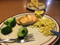 Lachs, Broccoli und Mais als Nachtessen bei Denny's in Provo