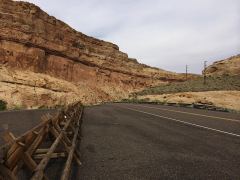 Wolken über der schmalen Strasse durch den Capitol Reef Nationalpark