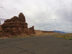 Felsformation an der Strasse Nr 24 in der Nähe des Goblin Valley State Park, UT