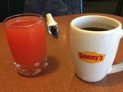 Frühstück mit Kaffee und Grapefruit-Saft im Denny's in Cedar Creek