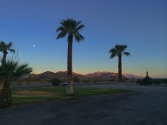 Letzte Sonnenstrahlen erhellen die Hügel um Furnace Creek, während der (fast) Vollmond schon am Himmel steht