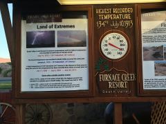 Thermometer beim Eingang zur Ranch im Furnace Creek, Death Valley