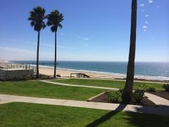 Pismo Beach, Sicht über den Hotelrasen zum Pier