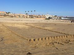 Strandburgen bauen am Strand von Pismo Beach