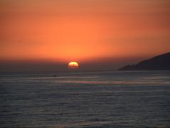 Sonnenuntergang, tiefrot, kurz über dem Horizont in Pismo Beach