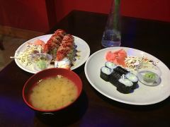 Sushi und Miso-Suppe
