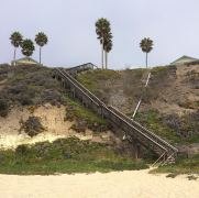 Die Treppe vom Strand zum Kon Tiki Inn hoch