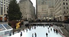 Das Rockefeller Plaza mit dem berühmten Eisfeld und dem riesigen Christbaum