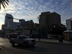 Morgenhimmel über der Canal Street, nahe Avis-Mietwagenstation