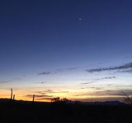 Letzte Rottöne über Tucson, die schmale Sichel des Mondes steht hoch oben